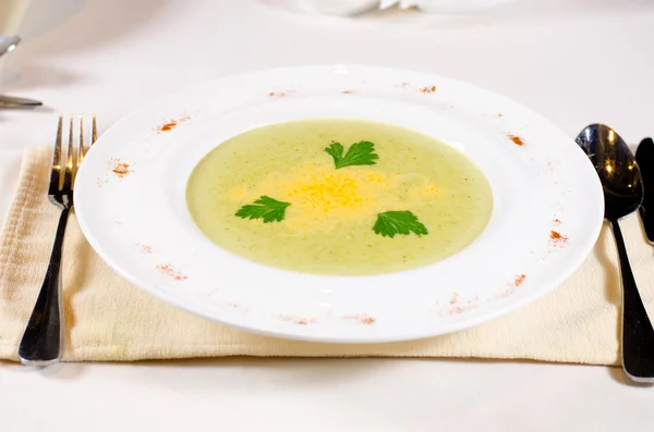 Тарілка вершкового овочевого супу з коріандрою — стокове фото