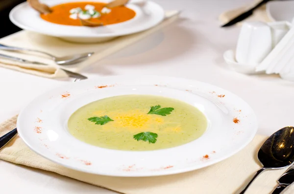 Тарілка вершкового овочевого супу з коріандрою — стокове фото
