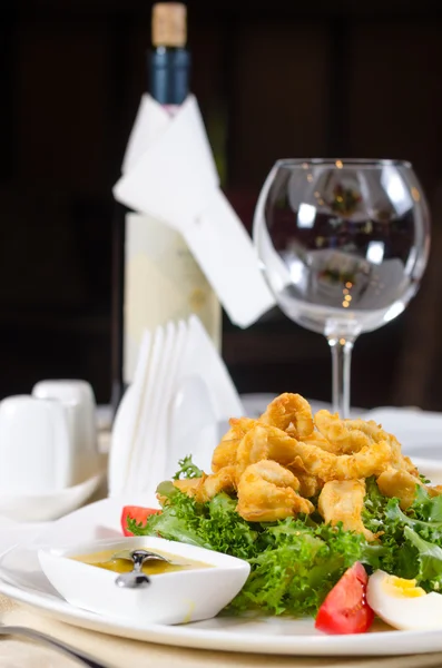 Salade de calamars servie avec vin — Photo