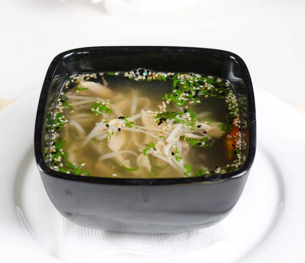 Гарячі і пряні суп з м'яса і макаронних виробів локшиною — стокове фото