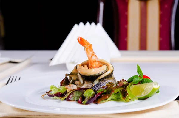 Leckeres Hauptgericht mit Rollfischfleisch auf Garnelen — Stockfoto