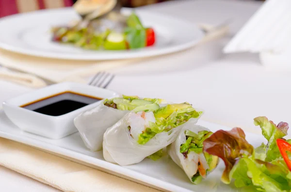 Gourmet Sliced Fresh Spring Rolls with Sauce — Stock Photo, Image