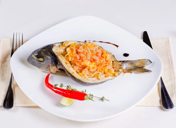 Gesneden gegrilde vis gevuld met smakelijke Risotto — Stockfoto