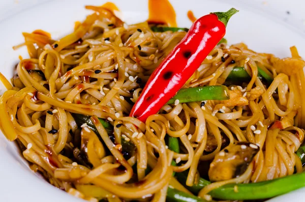 Tagliatelle gustose con peperone rosso e fagioli — Foto Stock