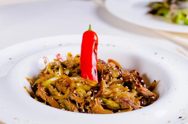 Gastronomische smakelijke hoofdgerecht met Chili peper — Stockfoto