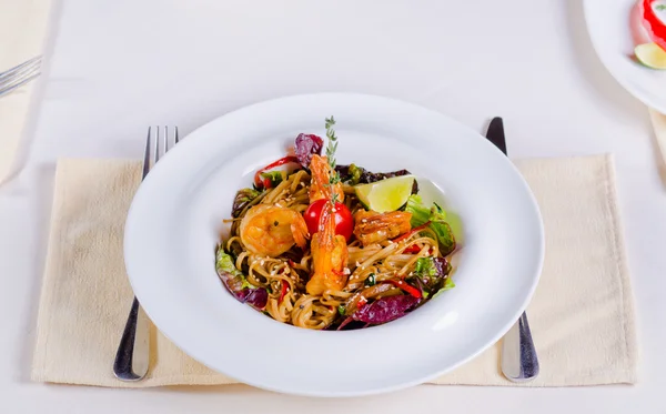 Receta de pasta especial con gambas y verduras — Foto de Stock