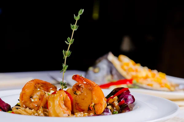 Langostinos a la parrilla y vieira con arroz — Foto de Stock