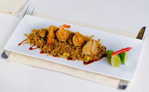 Risotto prato principal com camarões na placa branca — Fotografia de Stock