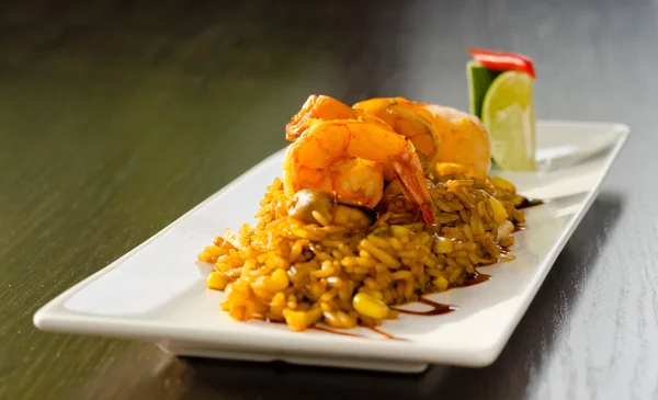 Hoofdgerecht van het smakelijke Risotto op wit bord — Stockfoto