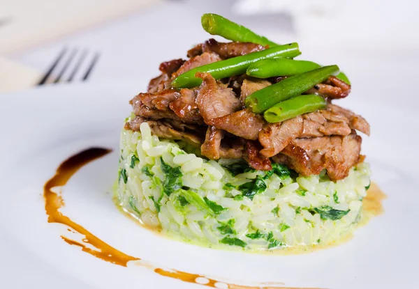 Marinated piquant sliced beef on savory rice — Stock Photo, Image