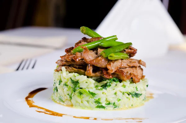 Marinated piquant sliced beef on savory rice — Stock Photo, Image