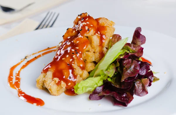 Pollo fritto croccante con salsa e verdure — Foto Stock
