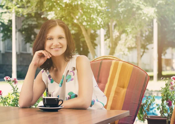 Mulher feliz no restaurante ao ar livre — Fotografia de Stock