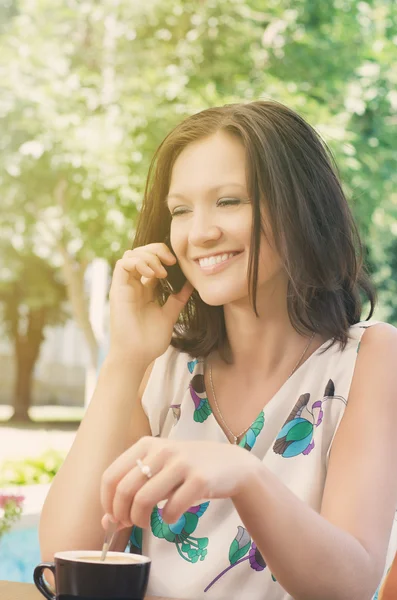 çekici bir kadın mobil bir sohbet