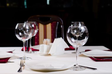 Akşam yemeği için fantezi Restoran kümesindeki tablo