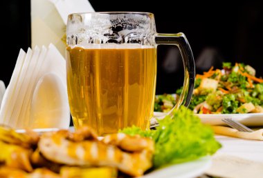 Bira kaplama Gıda Restoran masada bir fincan