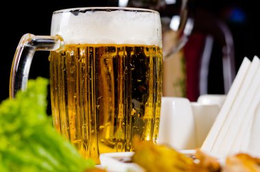 Köpüklü bir kafa ile soğuk bira Hana