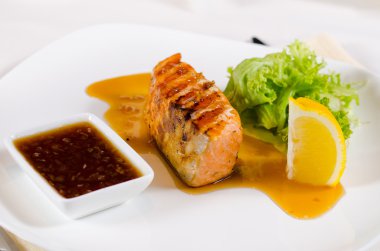 Soslu ızgara somon kaplama yemek