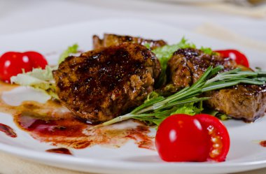 Sebzeler ve ot plaka üzerinde taze ızgara biftek