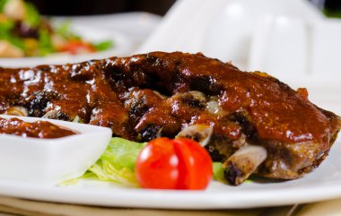 Şımarık Barbekü Domuz kaburga plaka üzerinde raf