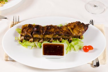 Sos daldırma ile ızgara domuz kaburga raf