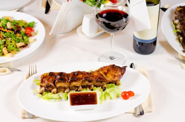 Bir bardak şarap ile kaburga Restoran servis