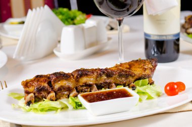 Bir bardak şarap ile kaburga Restoran servis