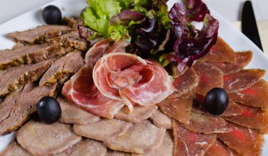 Çeşitli soğuk et tabağı