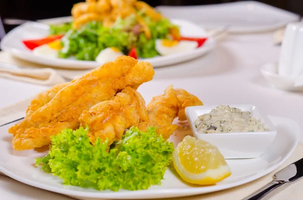 Delicious fried fish with tartare sauce — Stock Photo, Image