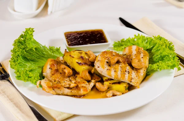 Anacardo de piña plato de pollo servido en el restaurante — Foto de Stock