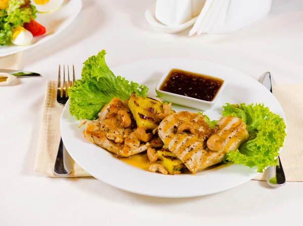 Pineapple Cashew Chicken Dish Served in Restaurant — Stock Photo, Image