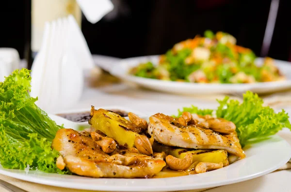 Prato de frango de caju de abacaxi na mesa de restaurante — Fotografia de Stock