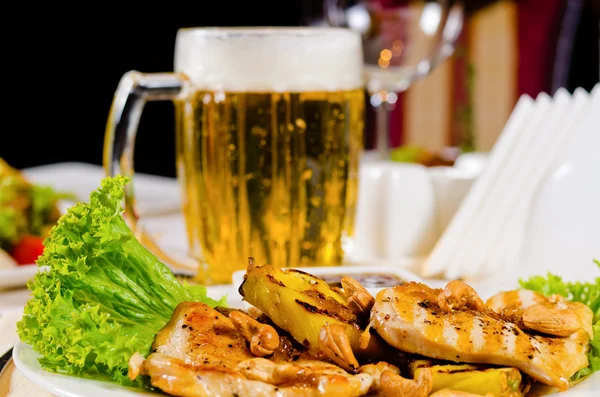 Plato de pollo anacardo de piña con taza de cerveza — Foto de Stock