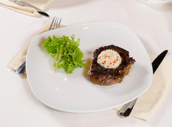 Steak met gekruide boter en garneer — Stockfoto
