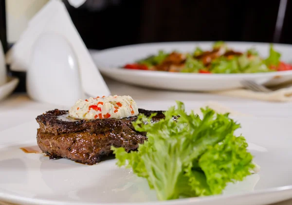 Refeição chapeada de bife coberto com manteiga de ervas — Fotografia de Stock