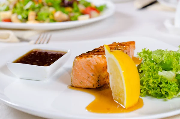 Plattierte Mahlzeit von gegrilltem Lachs mit Sauce — Stockfoto