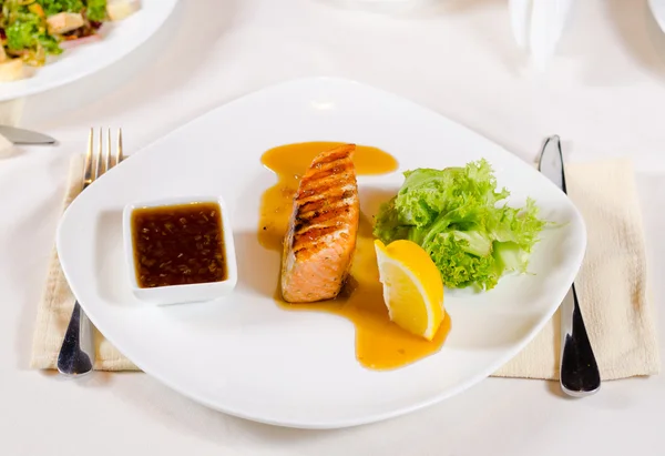 Plattierte Mahlzeit von gegrilltem Lachs mit Sauce — Stockfoto