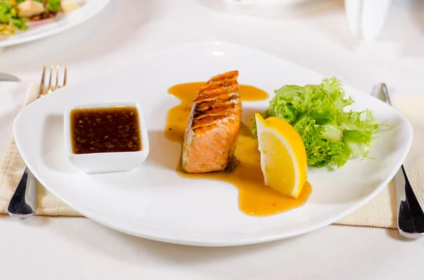 Plattierte Mahlzeit von gegrilltem Lachs mit Sauce — Stockfoto