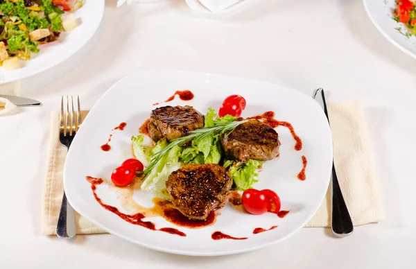 Tagli di carne alla griglia con verdure su piatto bianco — Foto Stock