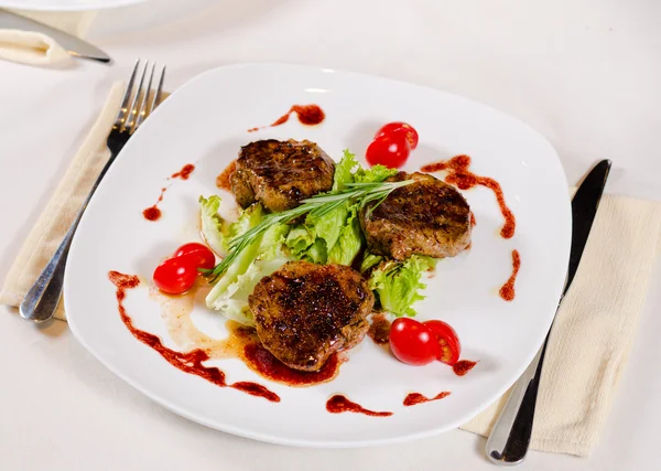 Мясо на гриле с овощами на белой тарелке — стоковое фото