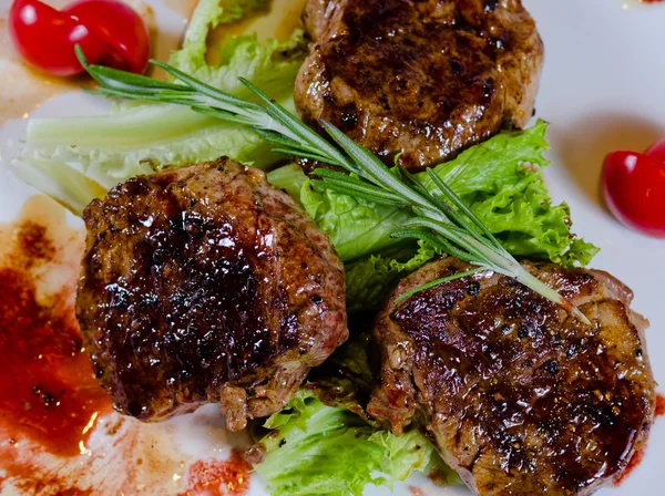 Carne arrosto gourmet con verdure e rosmarino — Foto Stock