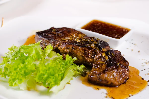 Plato principal gourmet - Carne asada con verduras — Foto de Stock
