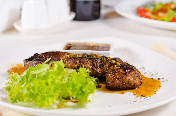 Mouth Watering Roasted Steak with Lettuce — Stock Photo, Image