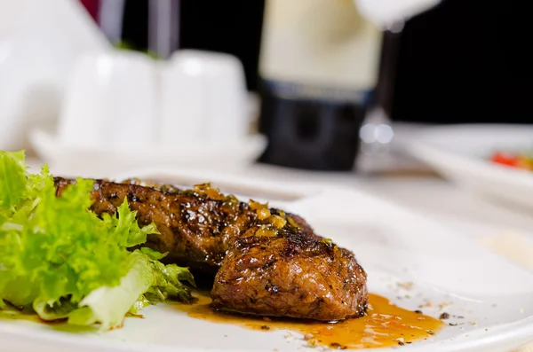 Mulut Makan Steak panggang dengan Selada — Stok Foto