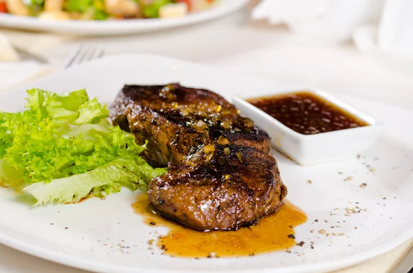 Gourmet tenera succosa carne alla griglia su piatto bianco — Foto Stock