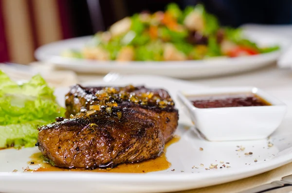 Wyśmienity przetargu soczyste mięso z grilla na białym talerzu — Zdjęcie stockowe