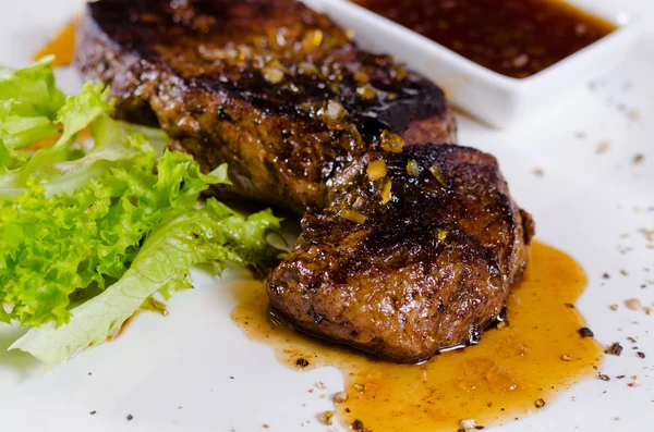 Lekkere Gegrilde Steak schotel met hete Chili saus — Stockfoto