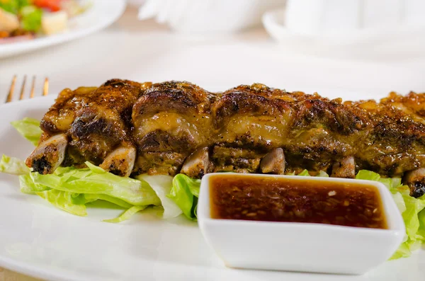 Primer plano de costillas de cerdo a la parrilla con salsa de inmersión —  Fotos de Stock