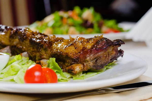 Rack di costolette di maiale alla griglia sul piatto nel ristorante — Foto Stock