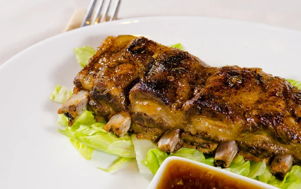 Close Up of Grilled Pork Ribs on Plate — Stock Photo, Image